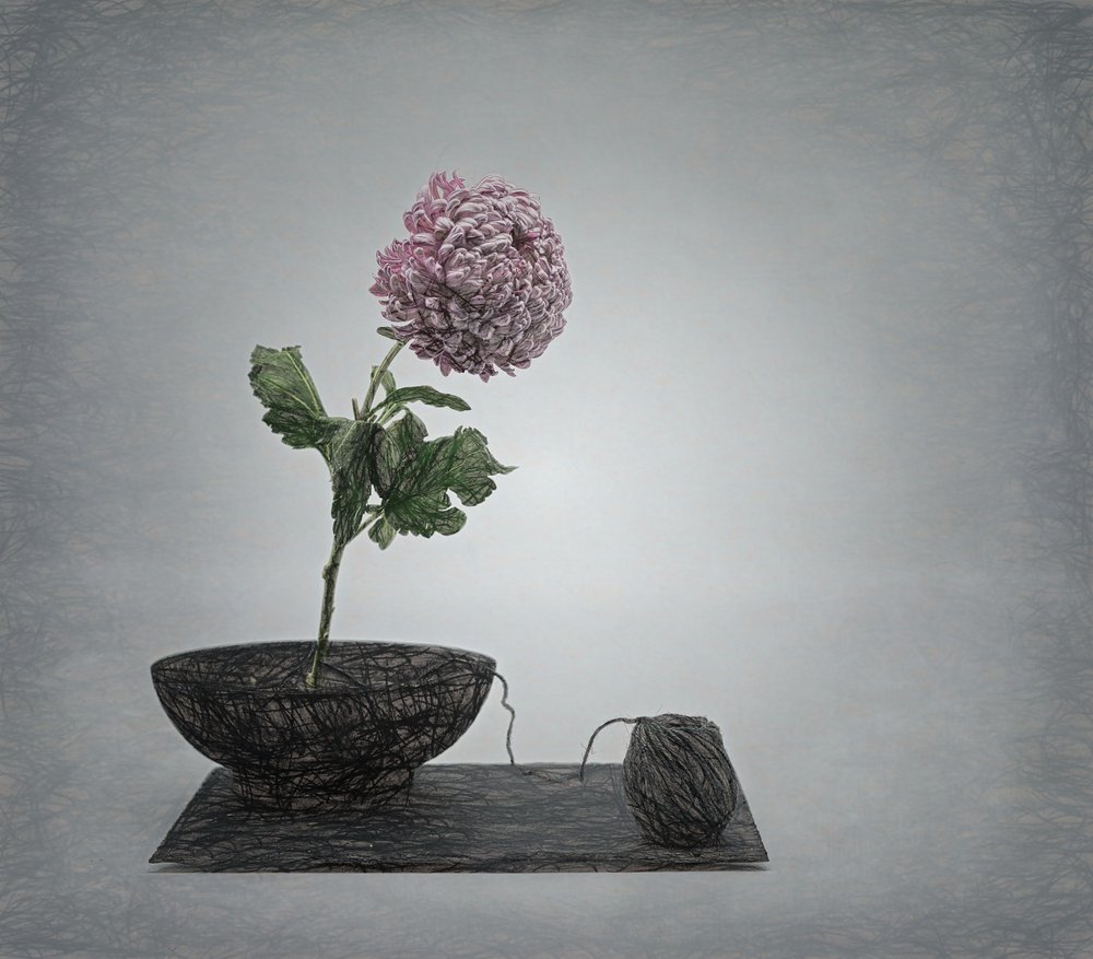 Teksturert stilleben med rosa blomst av Saskia Dingemans