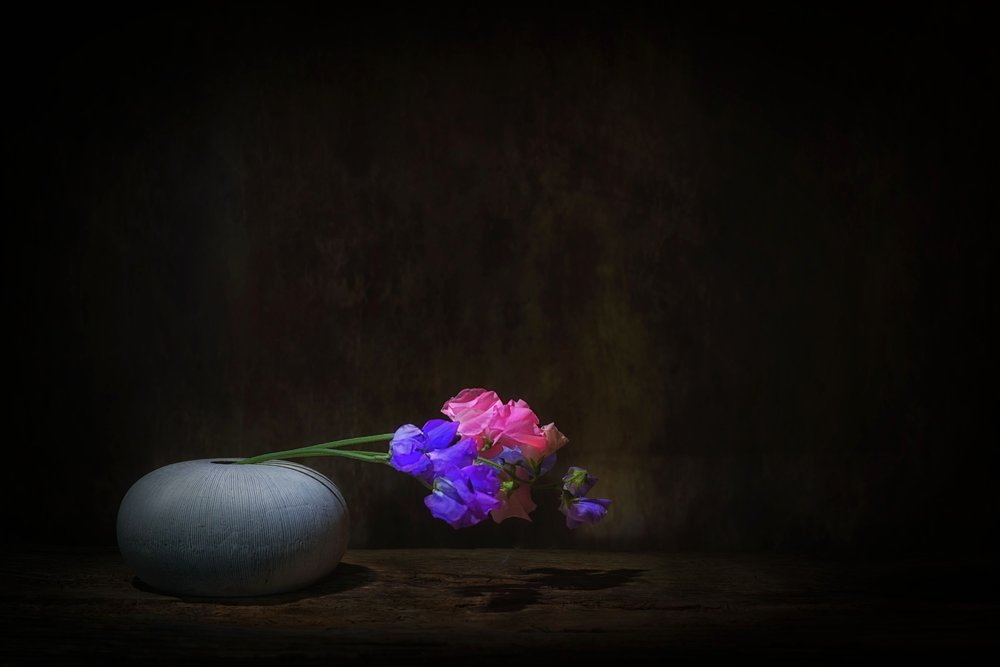 Livlig stilleben med erteblomster av Saskia Dingemans