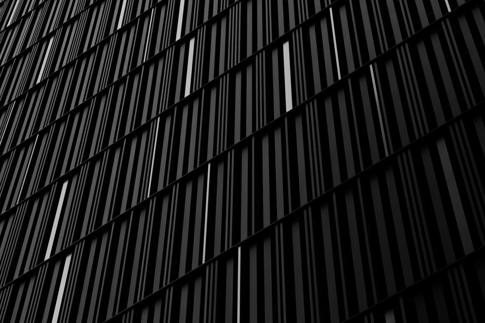 Mørk, stripet arkitektur av Satoshi Hata