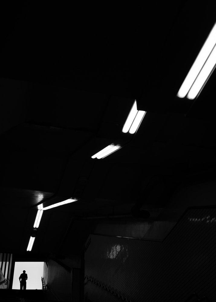 Mørk tunnel, lys utgang av Satoshi Hata
