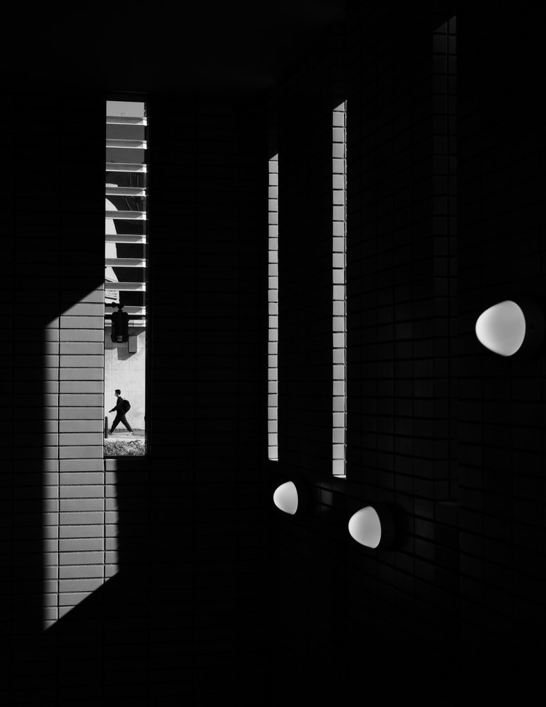 Mann i skygge og lys av Satoshi Hata