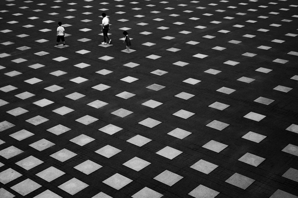 Mennesker på geometrisk grunn av Satoshi Hata