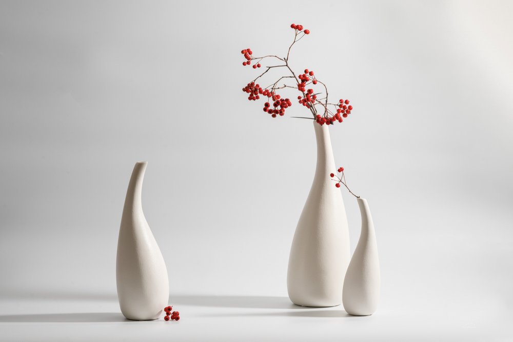 Elegante vaser med røde bær av Xiaoyuan Xu