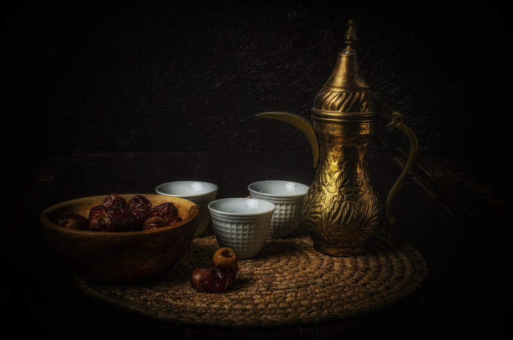 Arabisk kaffe og dadler av Yasmin Elsharma