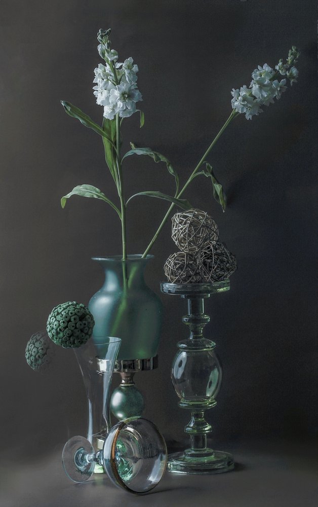 Elegant stilleben med grønt glass av jlloydphoto