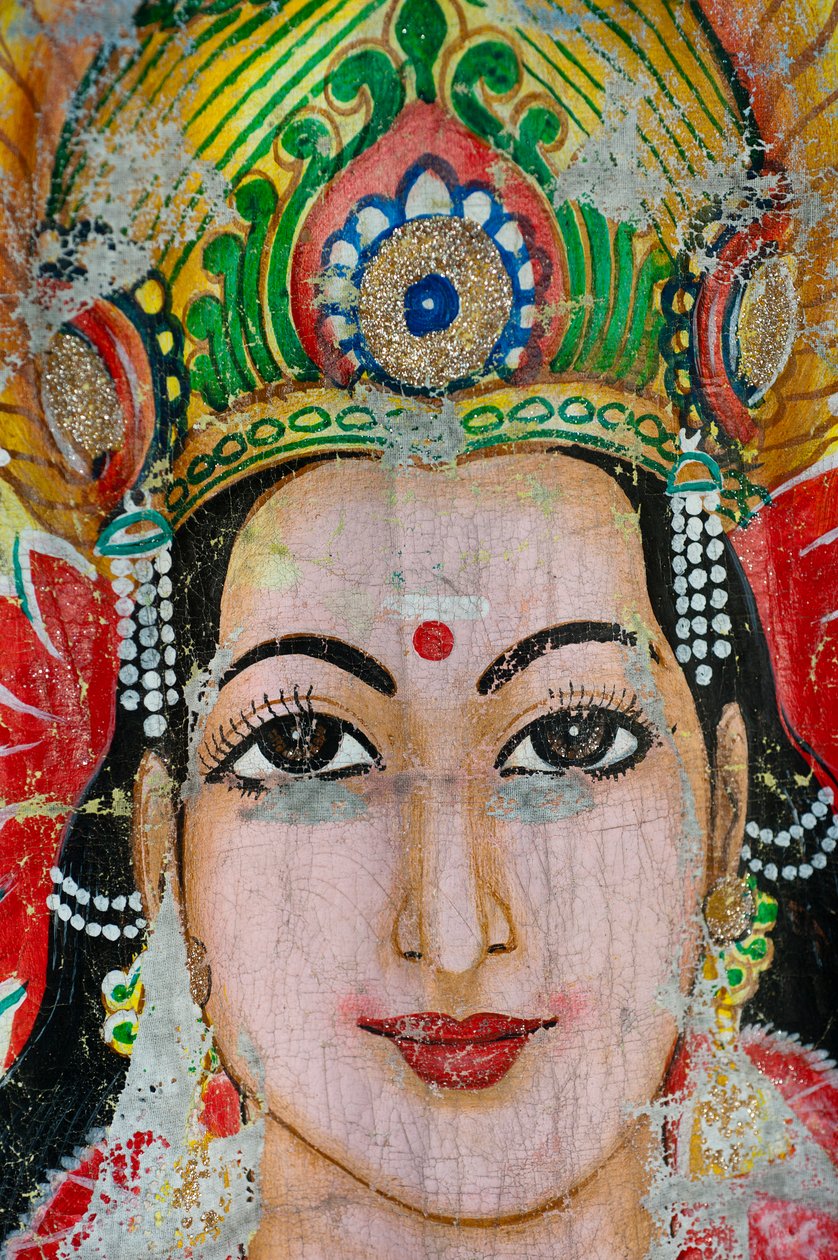 Et maleri av en hinduistisk gudinne, på veggen til et tempel, i landsbyen Tirukovil, på østkysten, Sri Lanka. 29. mai 2010. av Unknown