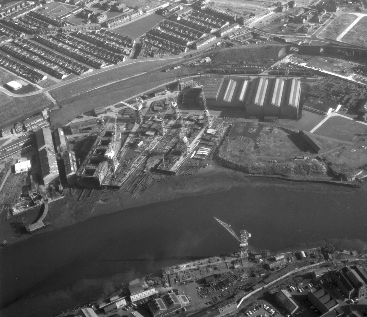Luftfoto fra Southwick-verftet som viser fartøyer under bygging inkludert Nicola, den første SD14, Sunderland, 11. oktober 1967 (bw-bilde) av Unbekannt Unbekannt