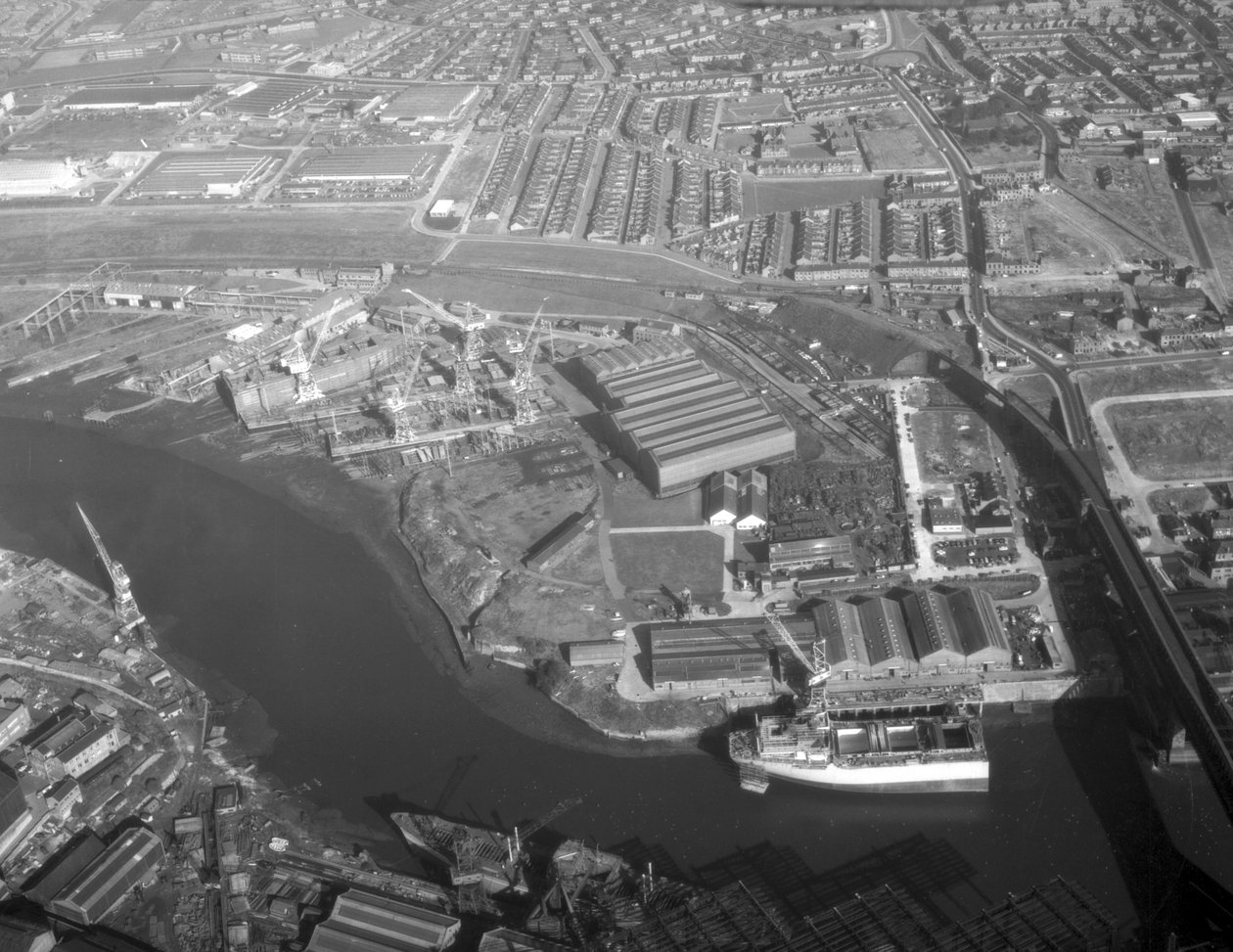 Luftfoto fra Southwick-verftet som viser fartøyer under bygging inkludert Sygna og Nicola, den første SD14, Sunderland, 11. oktober 1967 (bw-bilde) av Unbekannt Unbekannt