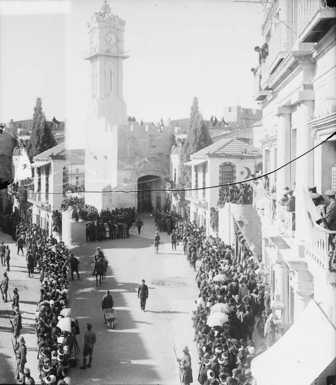 Venter på feltmarshall Allenbys inntreden i Jerusalem, 1917 (bw-foto) av Unbekannt Unbekannt