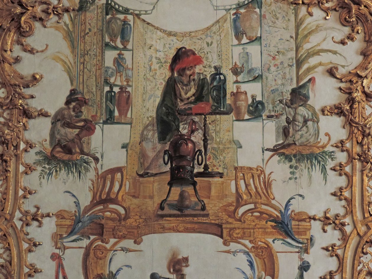 Chantilly, Chateau: En detalj av dekorasjonen i Grande Singerie av Christophe Huet, 1737 av Unknown