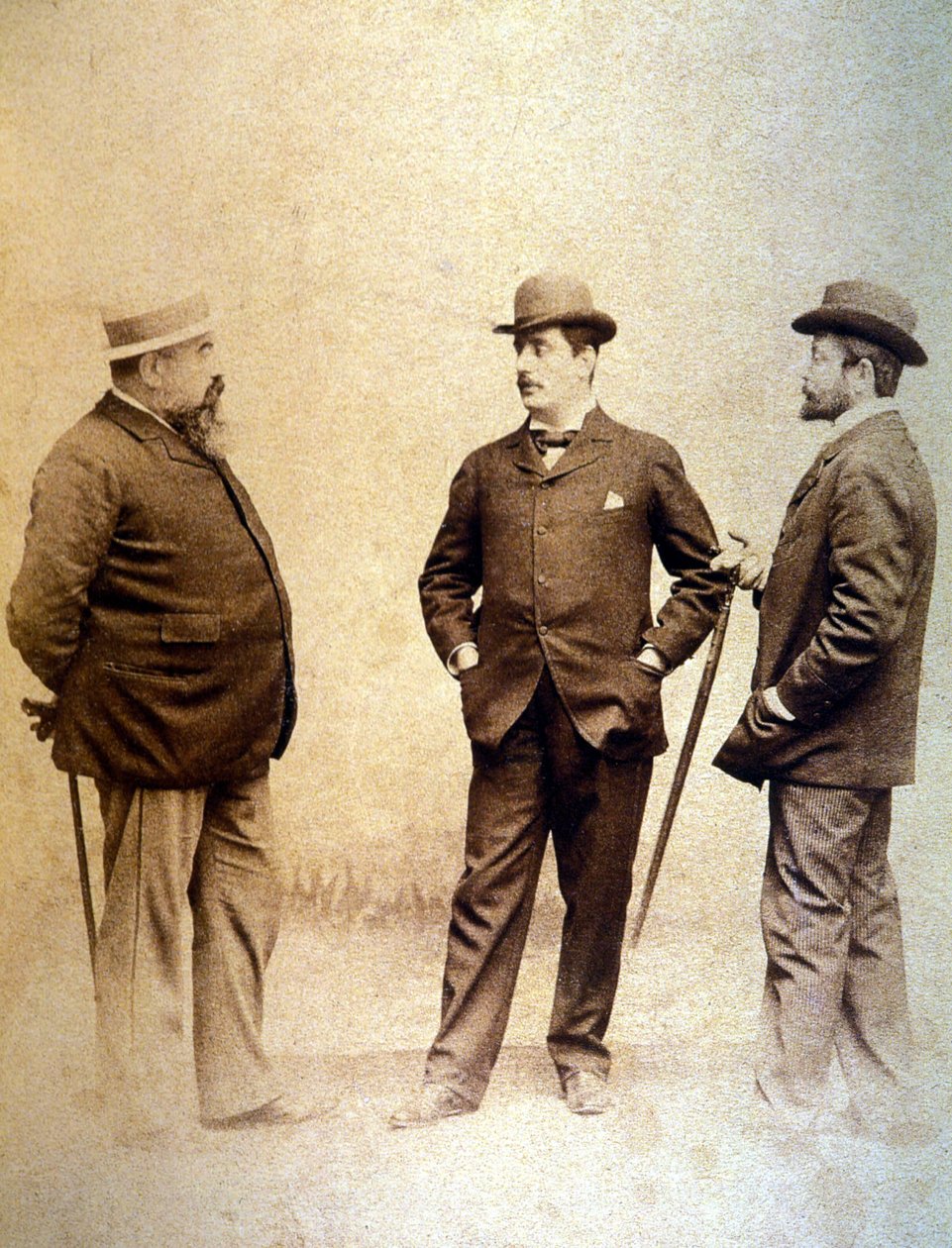 Giacomo Puccini (1858-1924), i sentrum, med librettistene hans, Giuseppe Giacosa (til venstre) og Luigi Ilica (til høyre). av Unknown