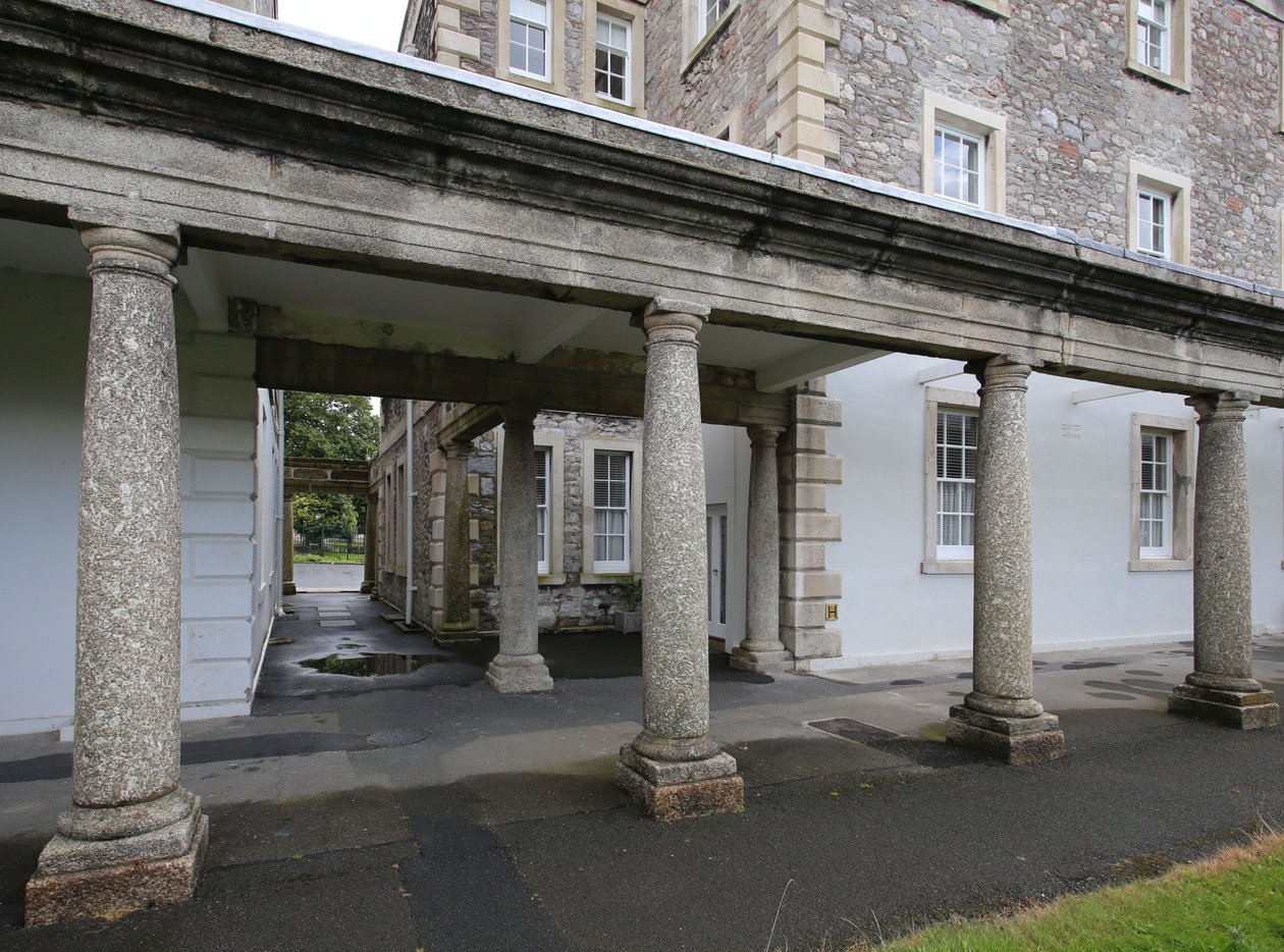 Granittsøyler i Trafalgar-blokkkolonaden til det tidligere Royal Naval Hospital, Plymouth av Unbekannt Unbekannt