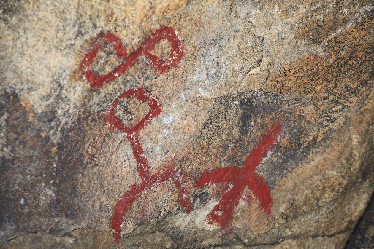 Indiske helleristninger i Nord-Amerika. Maleri lagt til på 50-tallet for skyting av en western. Park National Joshua Tree, California, USA. Nordamerikansk indisk kultur av Unknown