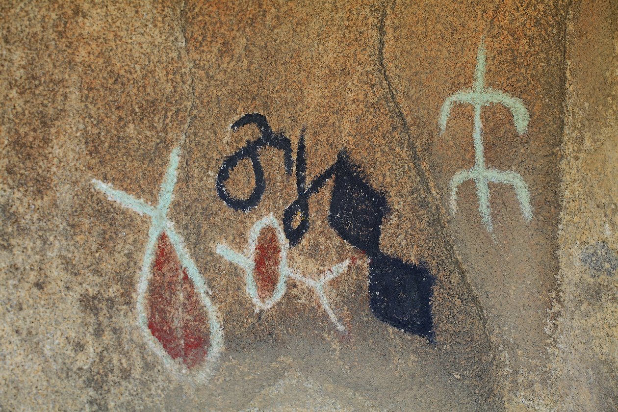 Indiske helleristninger i Nord-Amerika. Maleri lagt til på 50-tallet for skyting av en western. Park National Joshua Tree, California, USA. Nordamerikansk indisk kultur av Unknown