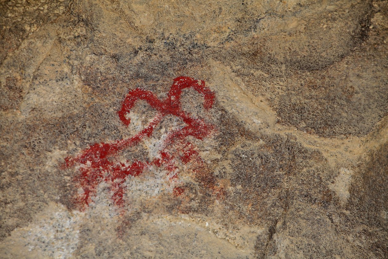 Indiske helleristninger i Nord-Amerika. Maleri lagt til på 50-tallet for skyting av en western. Park National Joshua Tree, California, USA. Nordamerikansk indisk kultur av Unknown