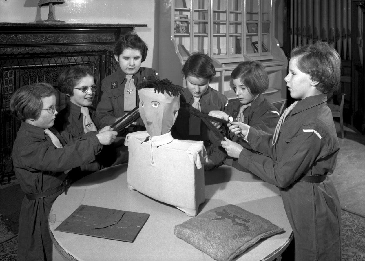 Medlemmer av Royal Victoria School for the Blind Brownie-pakken jobber sammen, Newcastle upon Tyne, Storbritannia, januar 1962 (bw-bilde) av Unbekannt Unbekannt