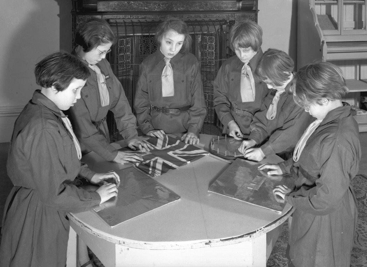Medlemmer av Royal Victoria School for the Blind Brownie-pakken som deltar i håndverksaktiviteter, Newcastle upon Tyne, Storbritannia, januar 1962 (bw-bilde) av Unbekannt Unbekannt