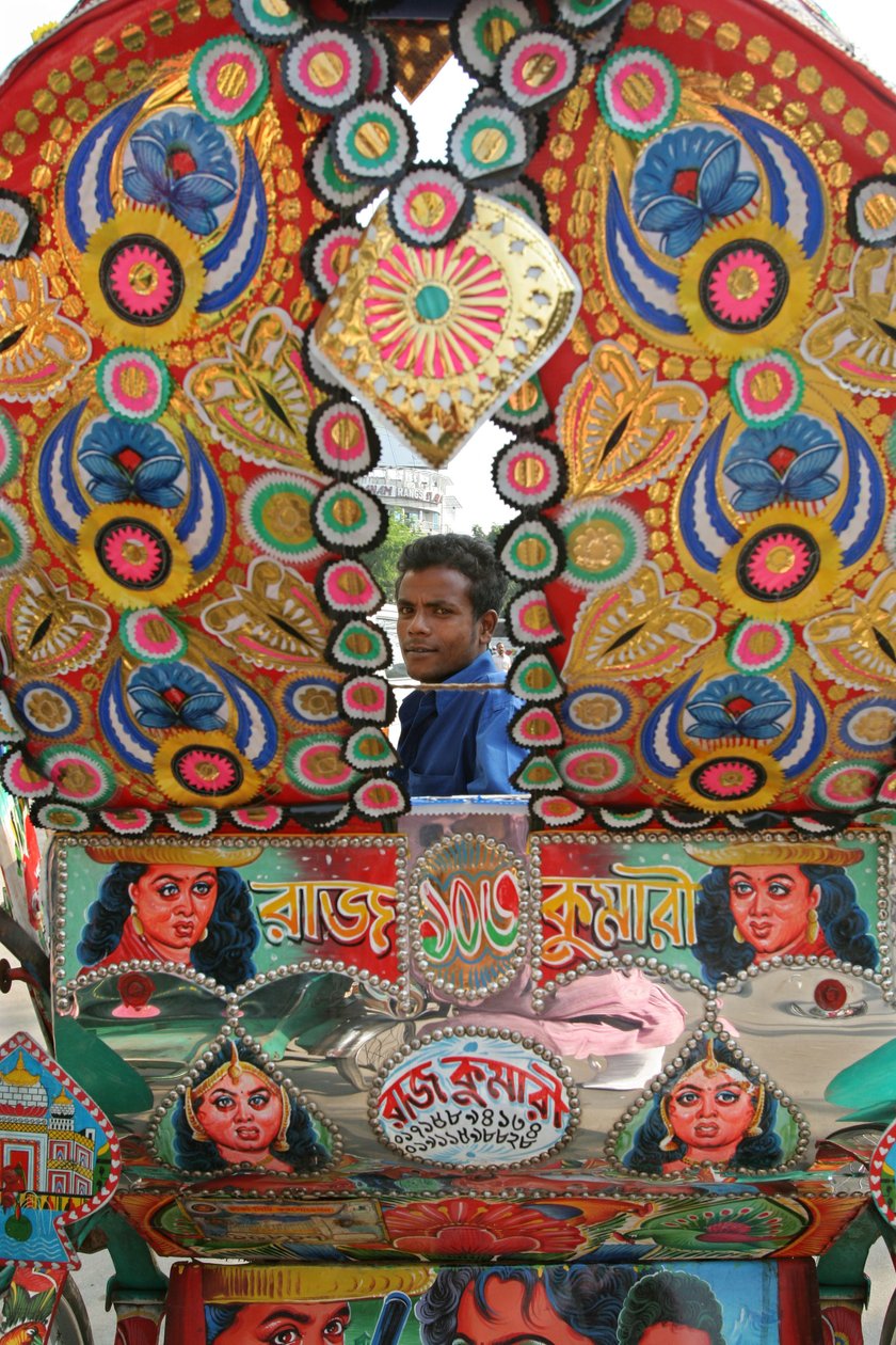 Rickshaws er et vanlig transportmiddel i Bangladesh. Rickshaw dekorasjon er en populær og unik form for kunst. Vanligvis er bildene valgt av produsenten. Bilder fra filmer eller religiøse a av Unknown