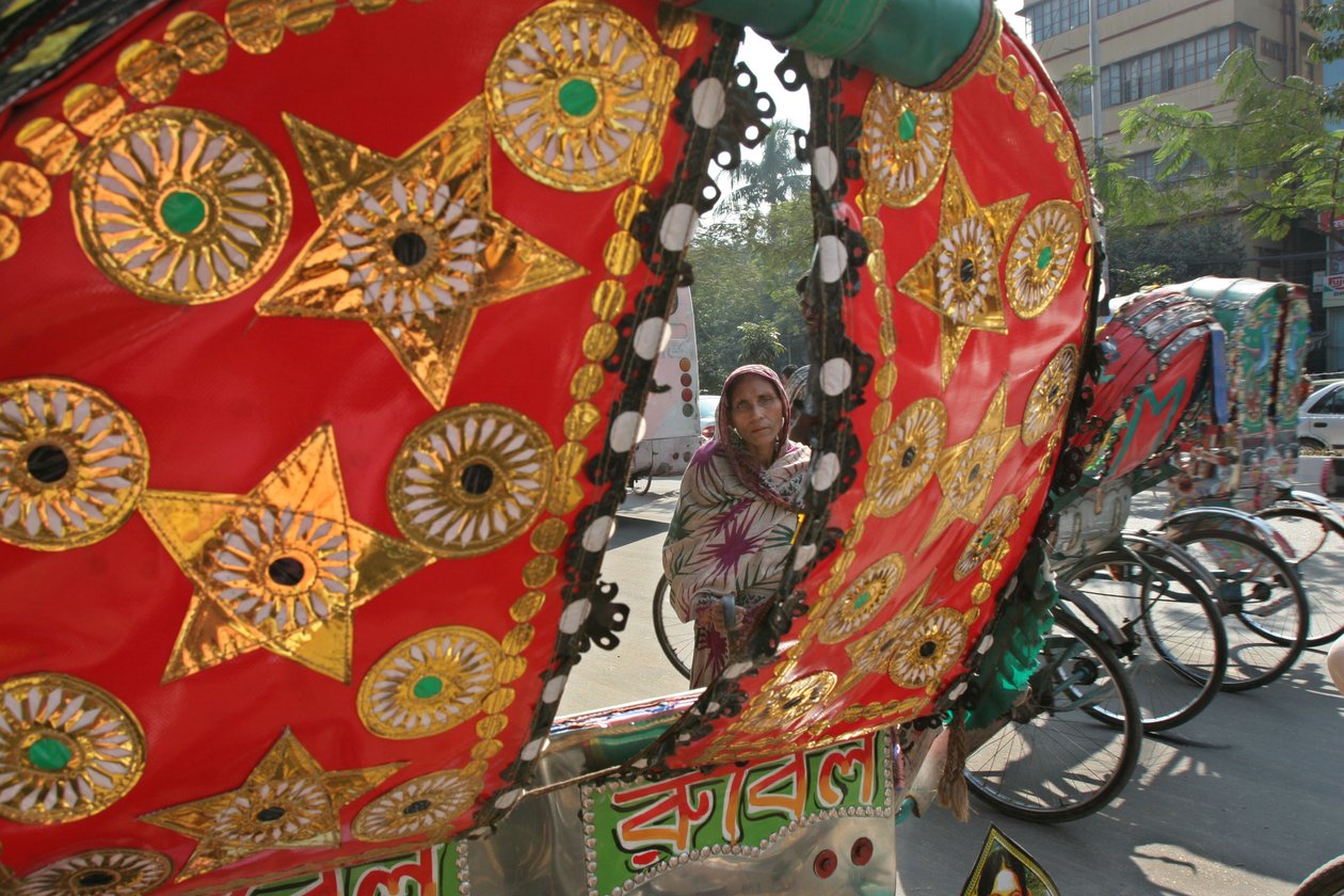 Rickshaws er et vanlig transportmiddel i Bangladesh. Rickshaw dekorasjon er en populær og unik form for kunst. Vanligvis er bildene valgt av produsenten. Bilder fra filmer eller religiøse a av Unknown