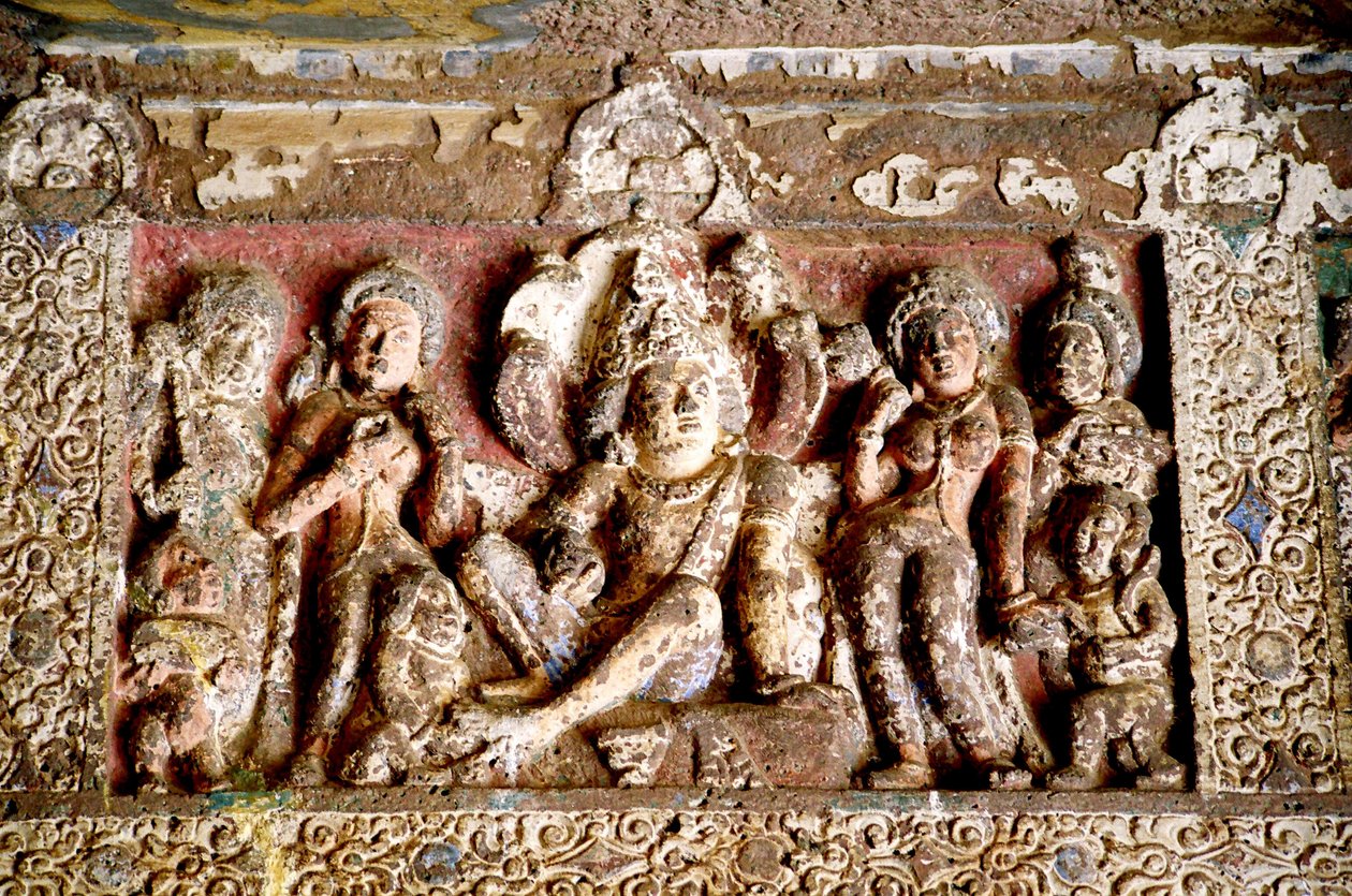 Steinutskjæring ved Ajanta-hulene, Maharashtra, India. De 29 buddhistiske hulene ble gravd ut mellom 2. århundre f.Kr. og 1. e.Kr., og 4.–7. e.Kr., men de ble ikke oppdaget før i 1819, ca. av Unknown