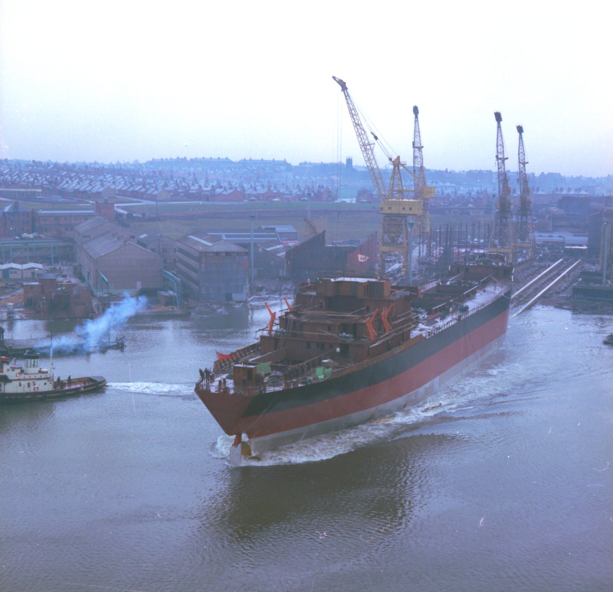 Utsikt over Nicola, den første SD14, når hun blir lansert ved verftet i Southwick, Sunderland, 29. desember 1967 (fargebilde) av Unbekannt Unbekannt