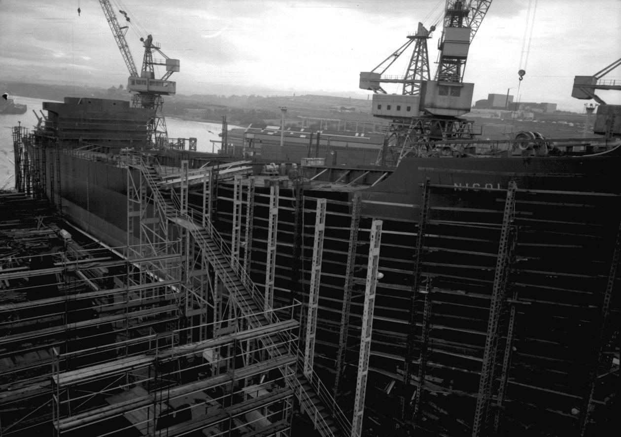 Utsikt over Nicola, den første SD14, som får et strøk med maling kort tid før lansering ved verftet i Southwick, Sunderland, midten av desember 1967 (bw-bilde) av Unbekannt Unbekannt