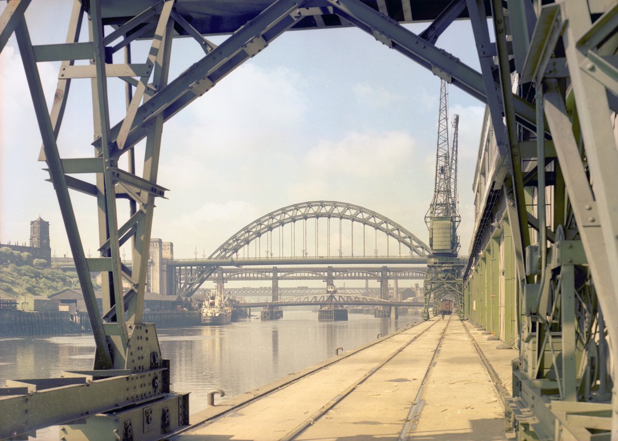 Utsikt over Tyne Bridge fra Quayside, Newcastle upon Tyne, juli 1960 (fargebilde) av Unbekannt Unbekannt
