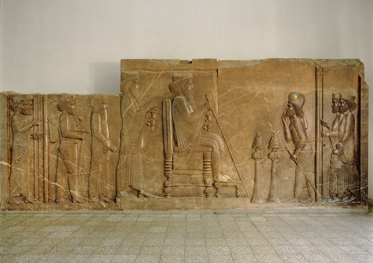 Publikumsrelieff fra nordfasaden til Apadana-trappen, Persepolis, som viser Darius I den store, med kronprins Xerxes (ca. 519-465 f.Kr.) stående bak seg, Artabanus major-domo før av Achaemenid