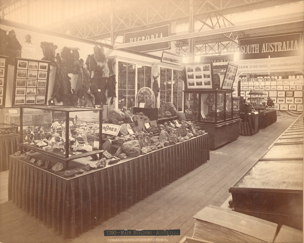 South Australian Exhibit, Main Building, Centennial International Exhibition, Philadelphia, 1876 (albumintrykk) av American Photographer