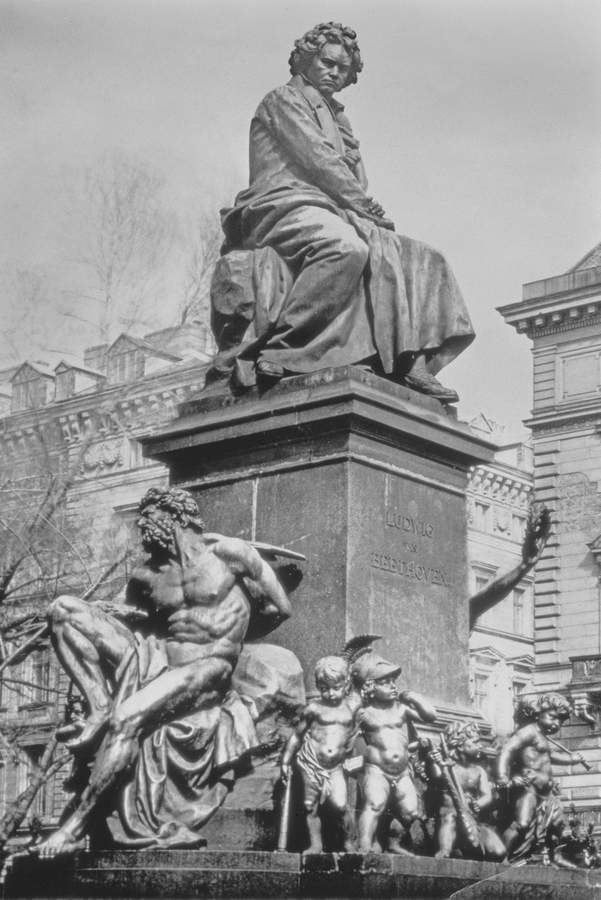 Monument til Ludwig van Beethoven, komponisten sittende på en pidestall over figurer som henspiller på den niende symfonien, av Kaspar Ritter von Zumbusch (1830-1915), 1880 (bronse) av Austrian School