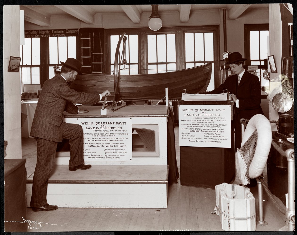 Utstilling av livbåter av Welin Quadrant Davit Co. og Lane und De Groot Co. ved Museum of Safety Appliances ved American Institute of Social Service, New York, 1908 (sølv gelatintrykk) av Byron Company