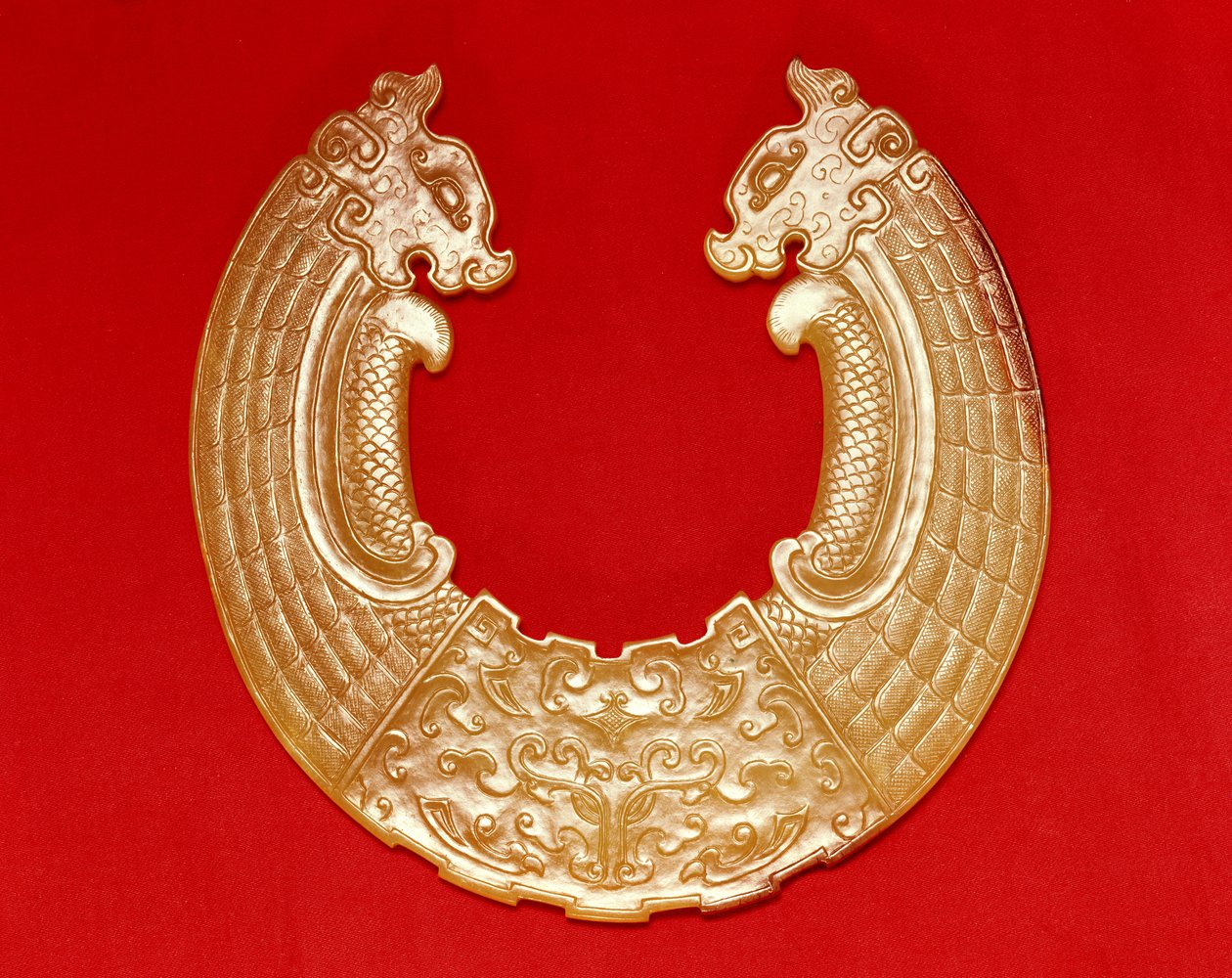 Plakett med to drager og en Tao-tie maske (jade) av Chinese School