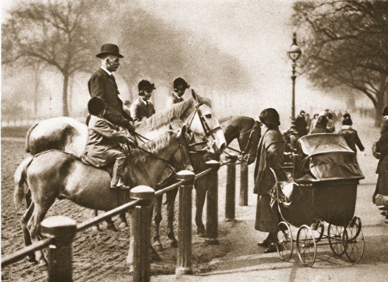 En ridetime i Rotten Row, fra Wonderful London, utgitt 1926-27 (fotogravyr) av English Photographer