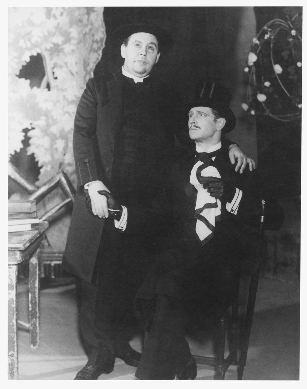 Charles Laughton som Canon Chasuble og Roger Livesey som John Worthing i The Importance of Being Earnest, av Oscar Wilde (1854-1900) ved Old Vic Theatre, 5. februar 1934 av English Photographer