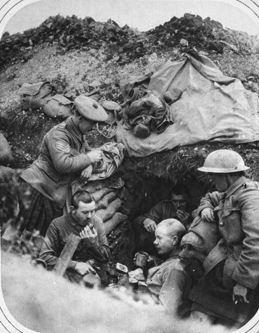 Middag i skyttergravene: En glad fest på en gravplass under den britiske fremrykningen, illustrasjon fra The Illustrated War News, 6. september 1916 av English Photographer