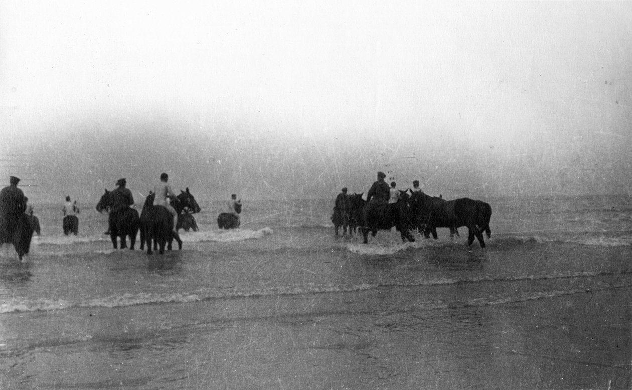 Soldater som tok hestene sine for en svømmetur utenfor kysten av Normandie, august 1916 av English Photographer