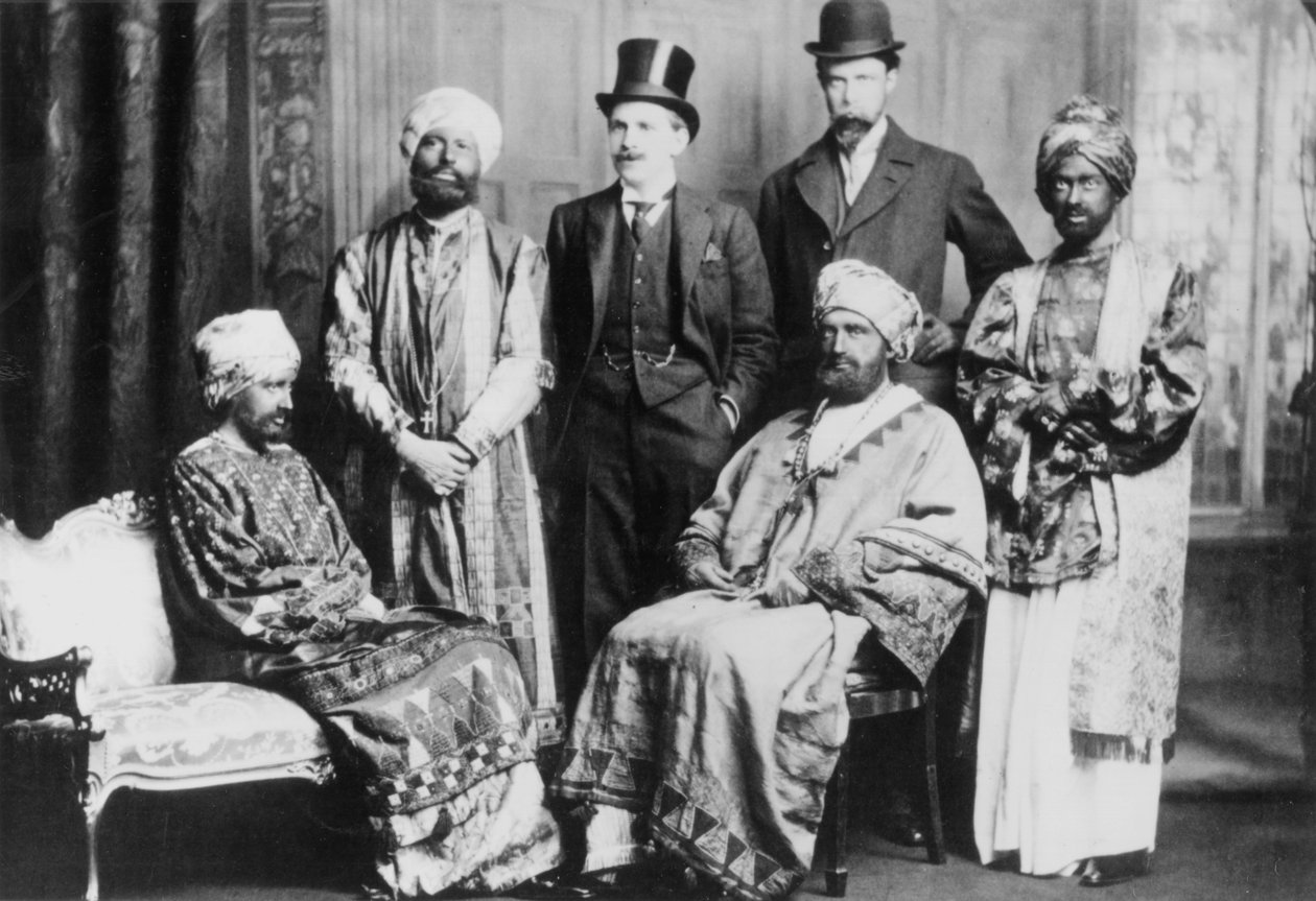 Keiseren av Abyssinia og hoffet hans, viser stående fra venstre mot høyre Guy Ridley, Horace de Vere Cole, Adrian Stephen, Duncan Grant, og sittende Virginia Stephen og Anthony Buxton av English Photographer