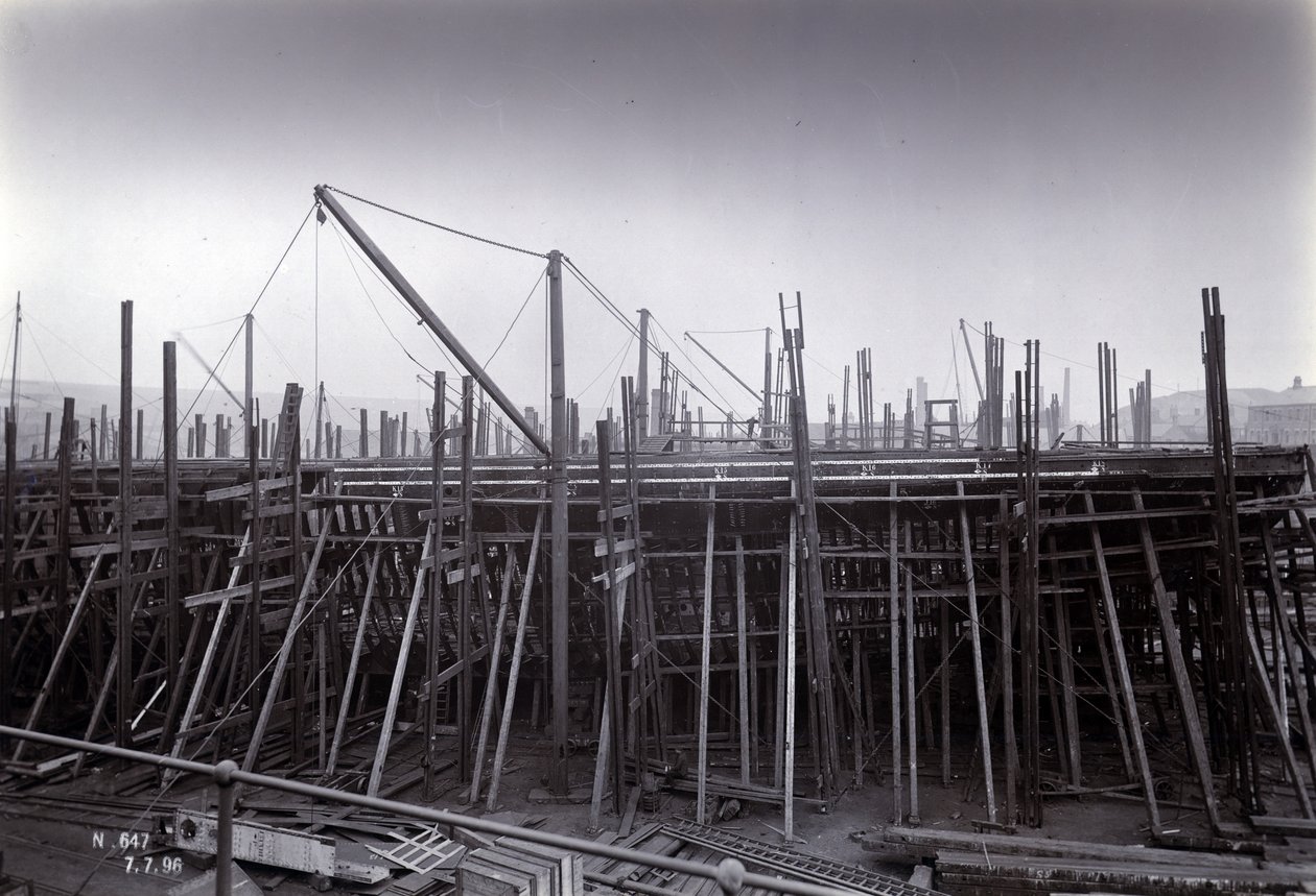Den isbrytende togfergedamperen SS Baikal i ramme under bygging av Sir W.G. Armstrong Mitchell og Co. Ltd., ved Low Walker verft, Newcastle upon Tyne i 1896, Yard No. 647 av English Photographer