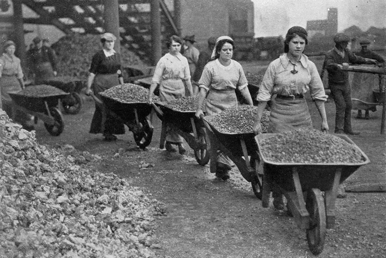 Kvinner som barrowing Cola at a Gas Works, War Office-fotografier, 1916 (bw-bilde) av English Photographer