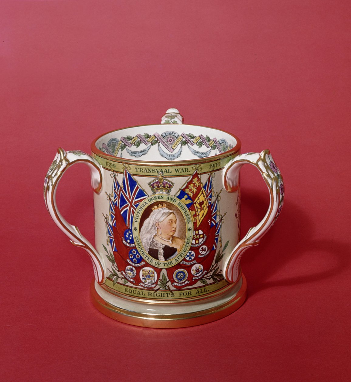 Spode kopp med tre håndtak til minne om Transvaal-krigen, 1899-1900 (keramikk) av English School