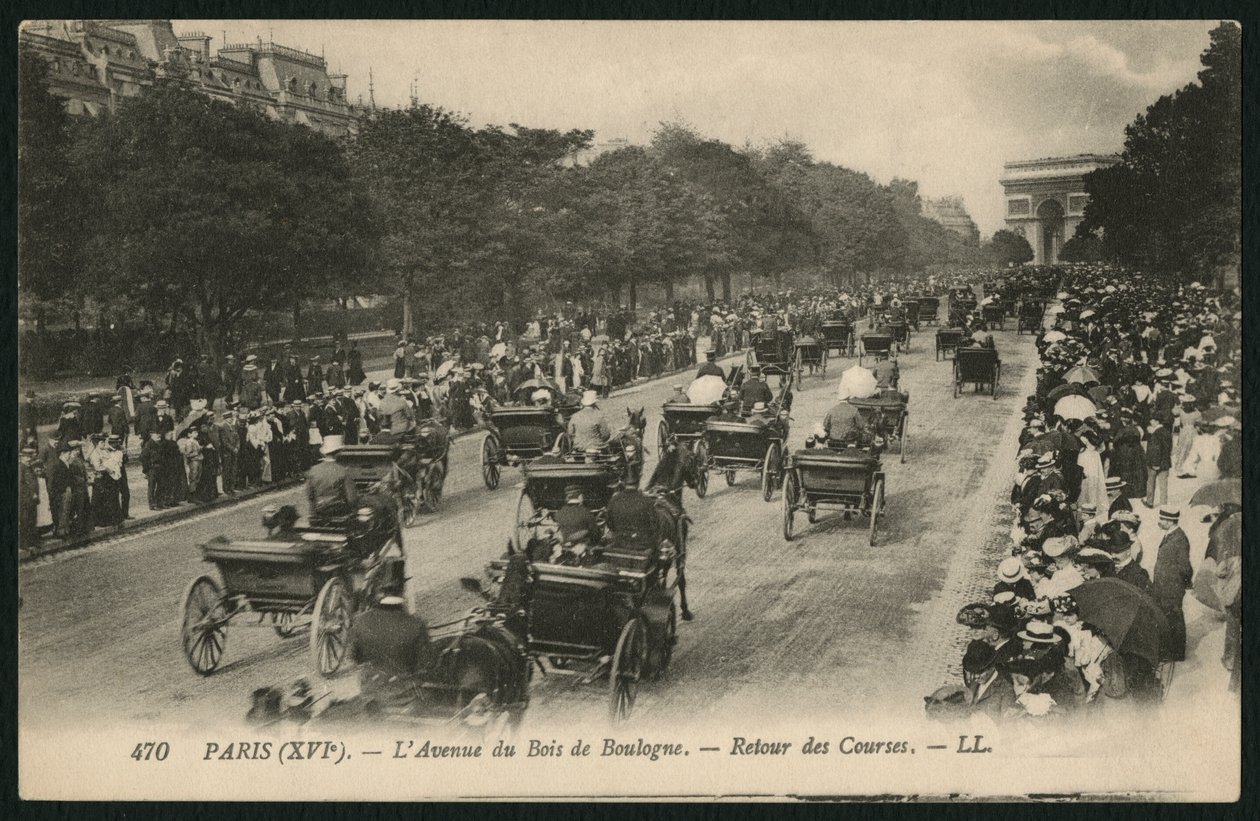 Postkort som viser returen fra løpene, Avenue du Bois de Boulogne, Paris, ca. 1900 (photolitho) av French Photographer