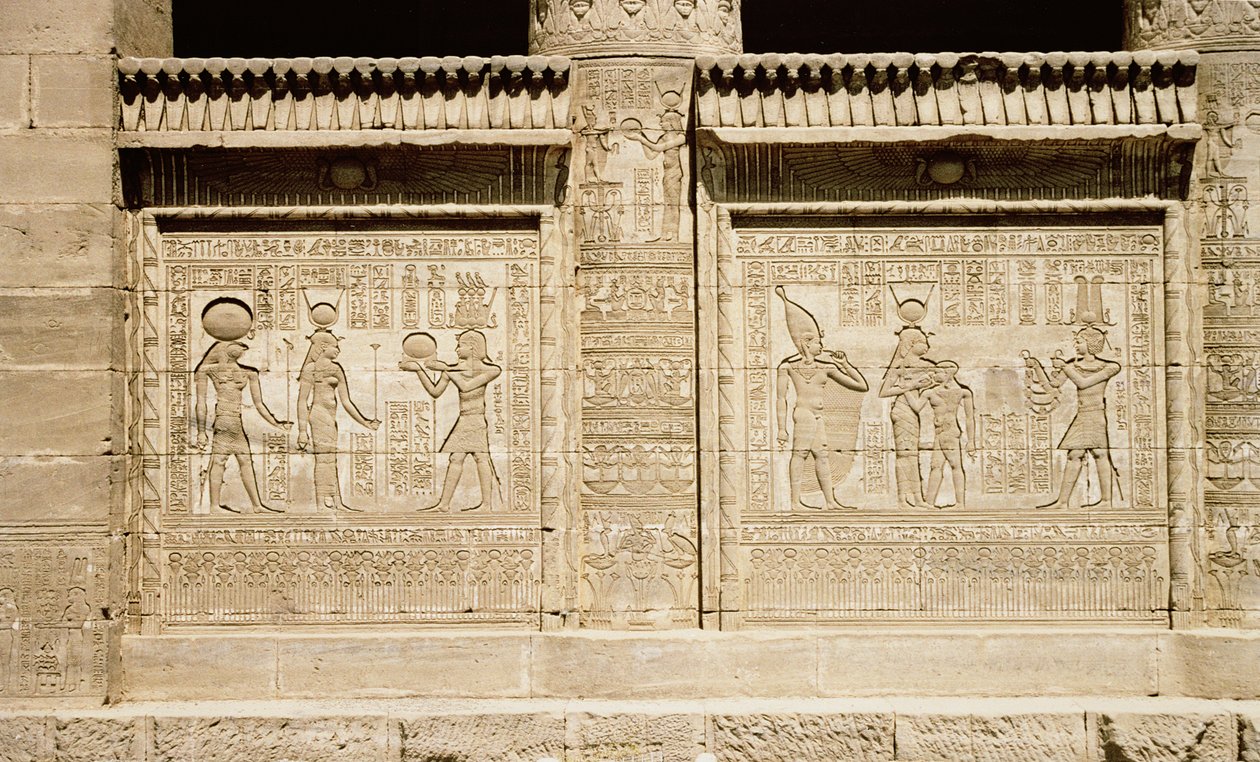 To relieffer som viser, til venstre, en farao som gir et offer til Hathor og Horus, og til høyre, Hathor som dier den unge Ihy med en andre Ihy som bærer den hvite kronen av Øvre Egypt som står bak h. av Greco Roman
