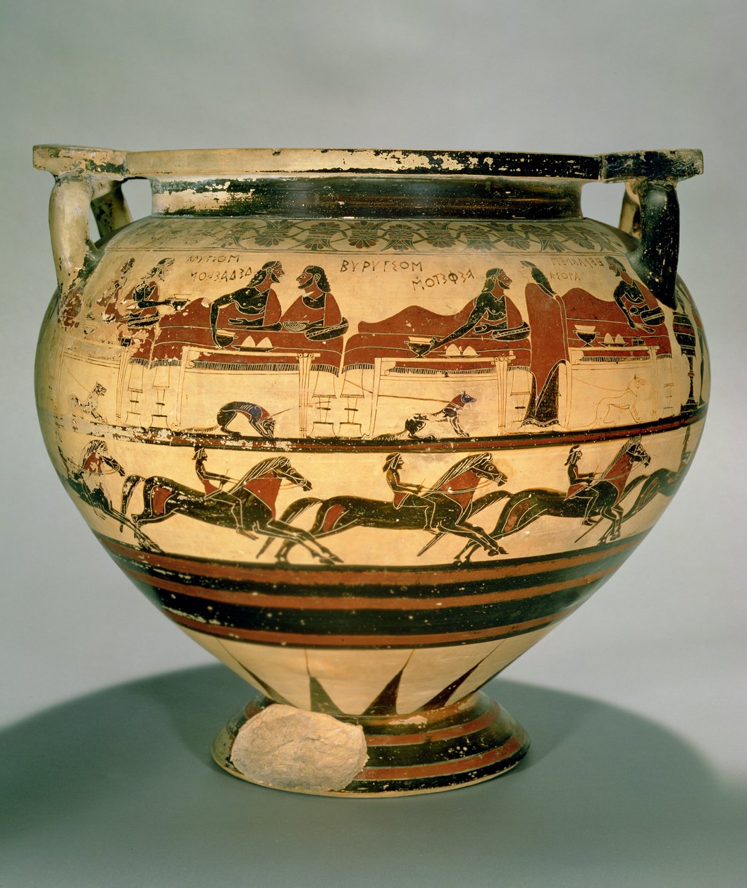 Tidlig korintisk søylekrater med svart figur som skildrer Herakles som spiser sammen med Eurytios og sønnene hans, ventet på av Iole, over en rekke ryttere, fra Cerveteri, ca. 600 f.Kr. (keramikk) (se også 92575) av Greek