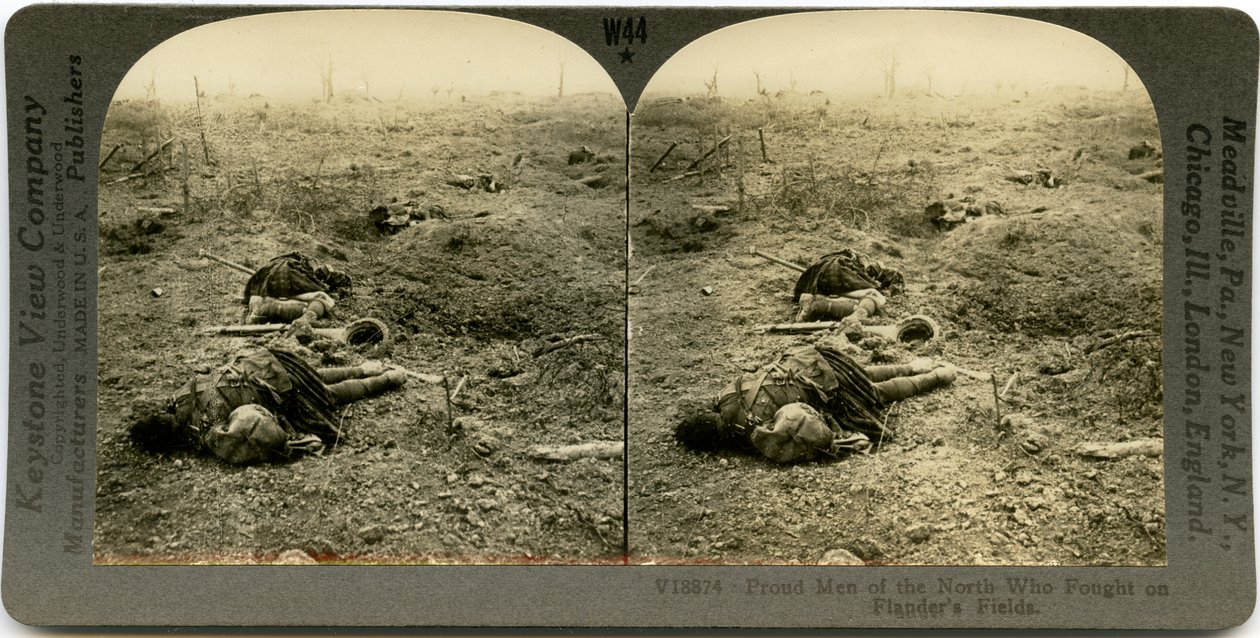 Horisontalt, sepia -stereokort som viser et åpent felt med fire døde skotske soldater med rusk spredt rundt. Keystone stereografnummer V18874. av Keystone View Company