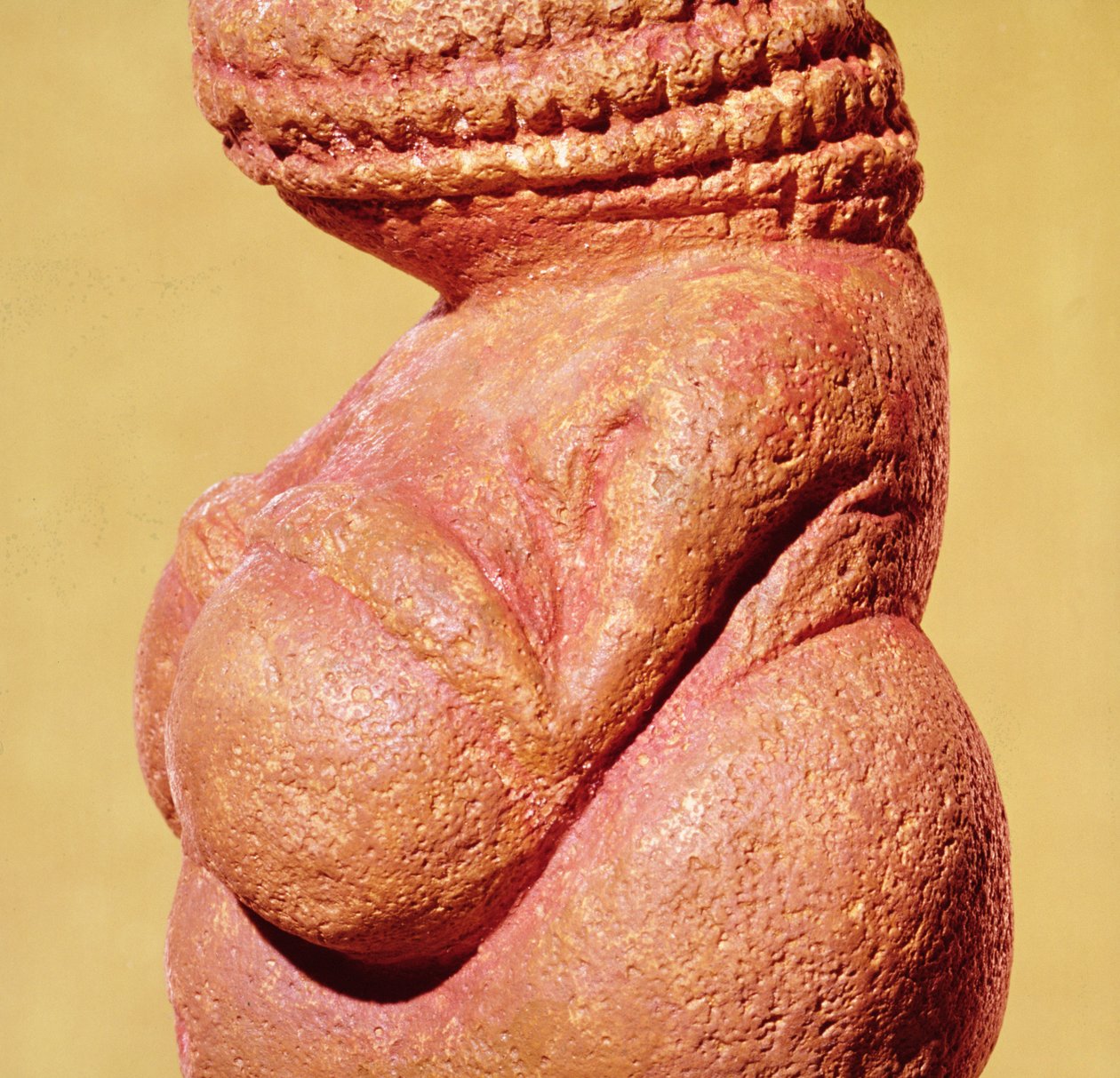 Kvinnefigur kjent som Venus av Willendorf, detalj fra siden av overkroppen, gravettkultur, øvre paleolittisk periode, ca. 30000-18000 f.Kr. (olitisk kalkstein farget med rød oker) (detalj av 5414 av Paleolithic
