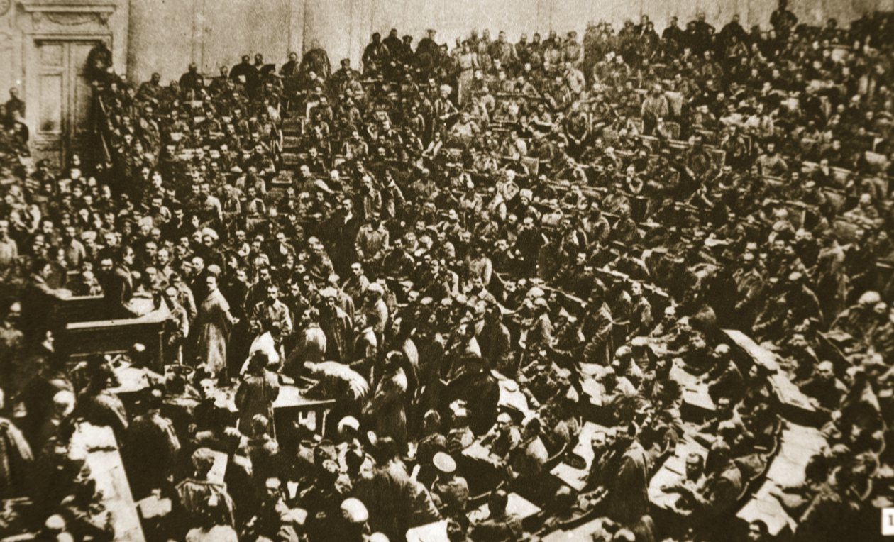 Arbeidere og soldater invaderer Dumaen, 1917 (sepia-bilde) av Russian Photographer