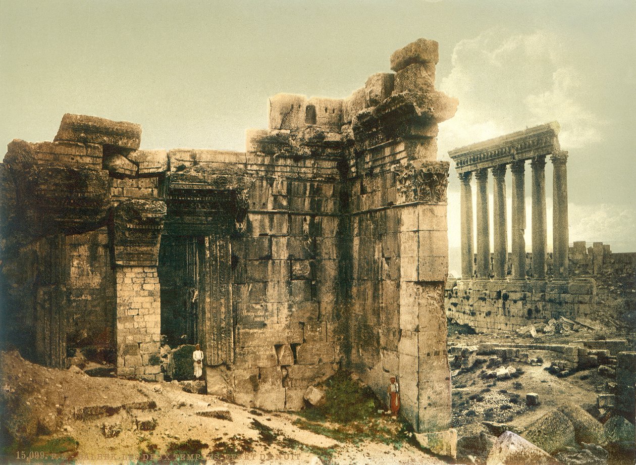 Døråpningen til Jupiter-tempelet, Baalbek, ca. 1880-1900 (fotokrom) av Swiss Photographer