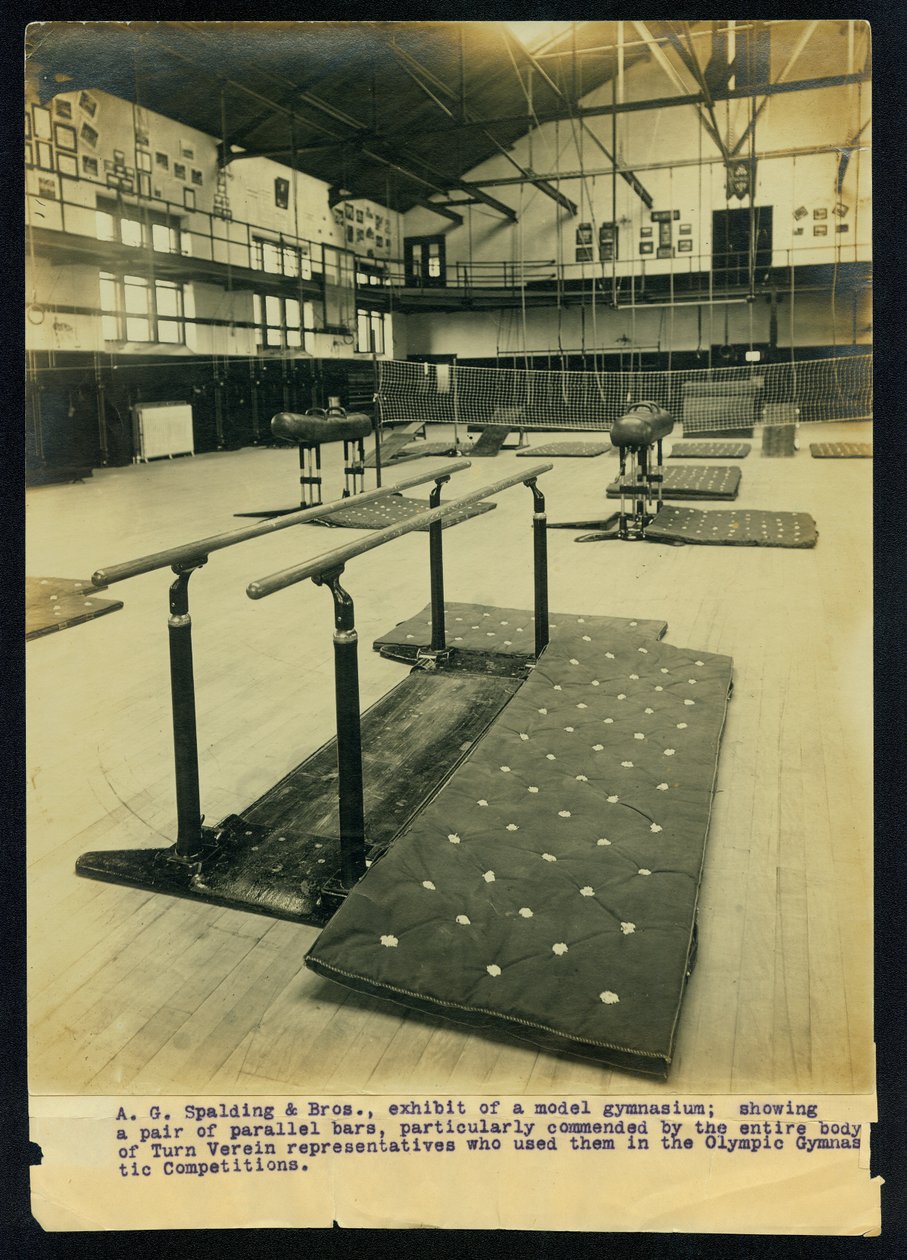 A. G. Spalding og Bros., utstilling av en modellgymnas; viser et par parallelle stenger, spesielt rost av hele kroppen til Turn Verein -representanter som brukte dem i de olympiske gymnastikkonkurransene av Unknown