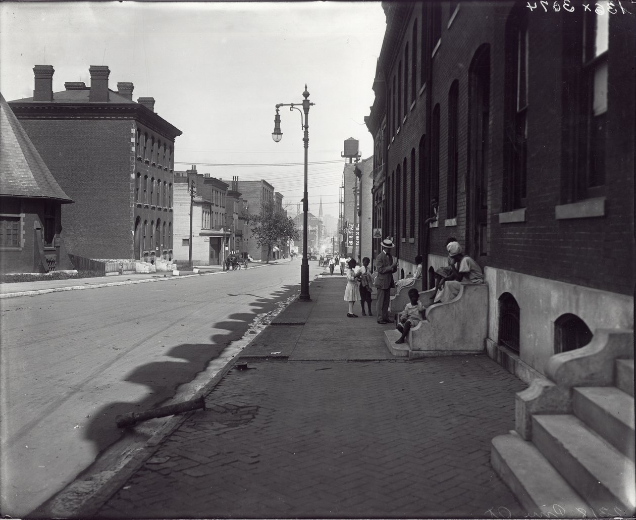 Afroamerikansk familie på bøyning utenfor 2318 Pine Street av Unknown