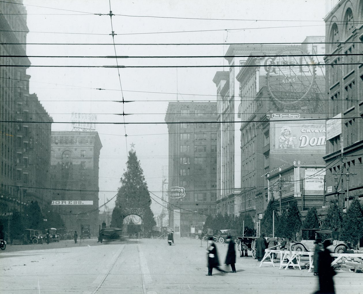 Juletreferie i Twelfth Street mellom Locust og St. Charles Street. av Unknown